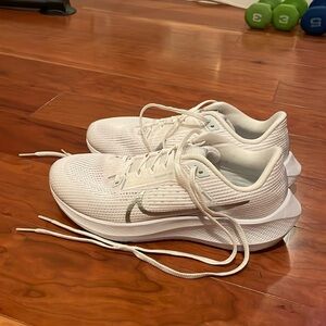 White Nike Pegasus 40